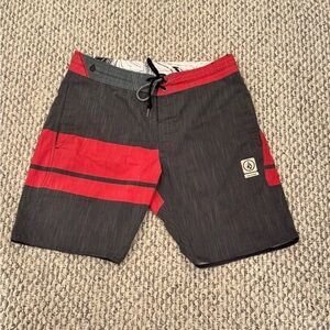 Volcom Men's Skateboard Surf Shorts Men's 30 with Drawstring Pockets Gray Red